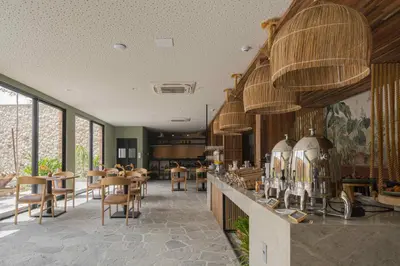 Um restaurante ou outro lugar para comer em Pauli Boutique Hotel