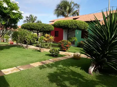 Um jardim no exterior de Chalés do Otto e Karine