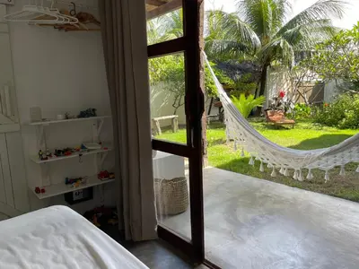 Um jardim no exterior de Casa da Gwen