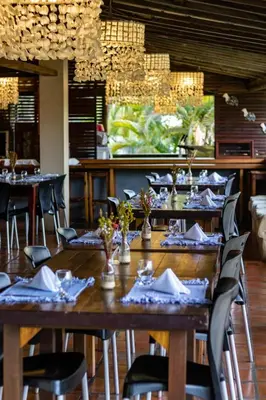 Um restaurante ou outro lugar para comer em Hotel Villaggio Tudo Bom