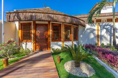 Um jardim no exterior de Vila Coqueiros Boutique Hotel