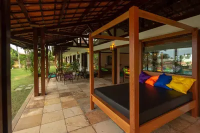 Um jardim no exterior de A Villa 8 suites 30 pessoas