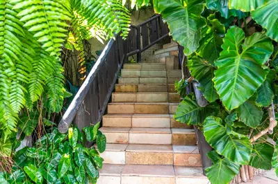 Um jardim no exterior de Hotel de Charme Castelinho
