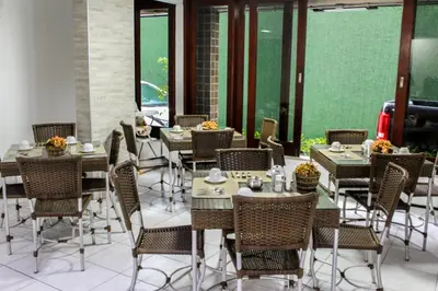 Um restaurante ou outro lugar para comer em Abrolhos Praia Hotel