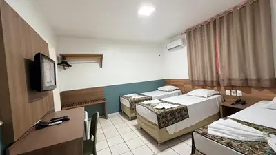 Uma televisão e/ou sistema de entretenimento em Abrolhos Praia Hotel