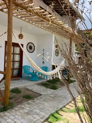 Um jardim no exterior de Pousada Paracuru Surf