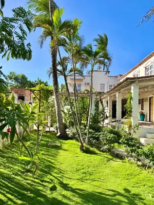 Um jardim no exterior de Pousada da Renata