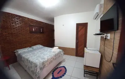 Uma televisão e/ou sistema de entretenimento em Pousada Sena