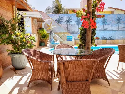 A piscina em ou perto de Jardim dos Orixás