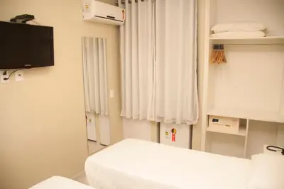 Uma televisão e/ou sistema de entretenimento em Hotel Três Caravelas