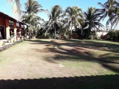 Um jardim no exterior de Villa Bianca Suítes