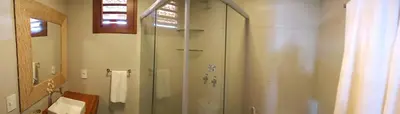Uma casa de banho em Villa Bianca Suítes