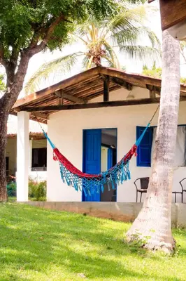 Um jardim no exterior de Pousada Les Alizes