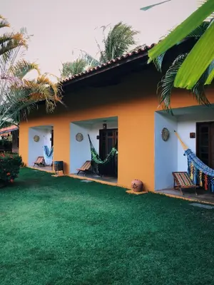 Um jardim no exterior de Pouso do Kite Pousada Flecheiras