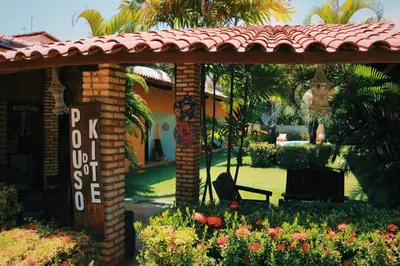 Um jardim no exterior de Pouso do Kite Pousada Flecheiras