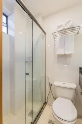 Uma casa de banho em Bristol Guararapes Fortaleza Centro de Eventos