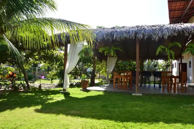 Um jardim no exterior de Chill Mango