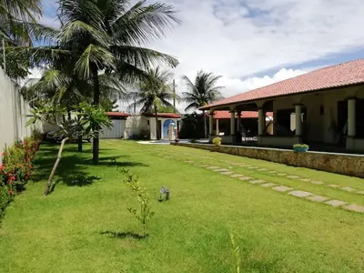 Um jardim no exterior de Pousada da Luz
