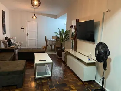 Uma televisão e/ou sistema de entretenimento em Apartamento Mobiliado Temporada