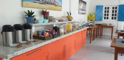 Comodidades para chá e café em Pousada Caminho da Praia