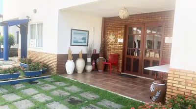 Um jardim no exterior de Pousada do Sol