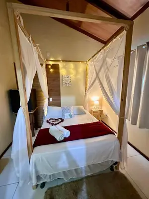 Uma cama ou camas num quarto em Quartos Dossel - Sítio Belo Monte