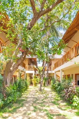 Um jardim no exterior de CasaLô Hotel