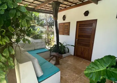 Um jardim no exterior de BEACH VILLA Camurupim