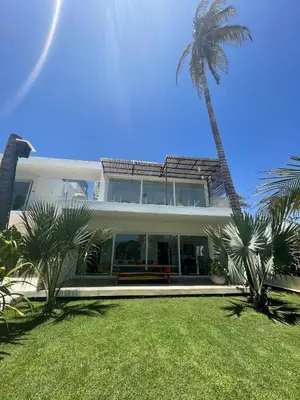 Um jardim no exterior de BEACH VILLA Camurupim