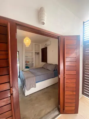 Uma cama ou camas num quarto em BEACH VILLA Camurupim