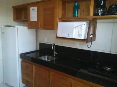 A cozinha ou kitchenette de AP 05 com Jacuzzi - Sol e Mar Residence Be Summer