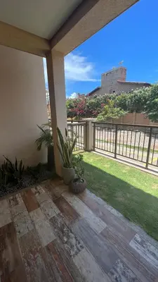 Um jardim no exterior de AP 05 com Jacuzzi - Sol e Mar Residence Be Summer