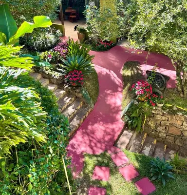 Um jardim no exterior de Cedros Pousada