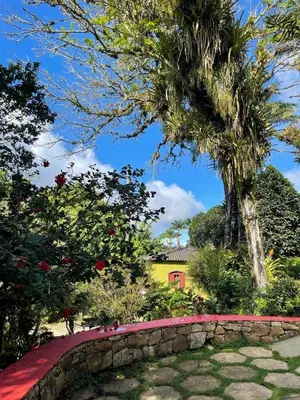 Um jardim no exterior de Cedros Pousada