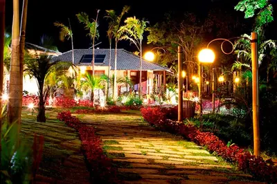 Um jardim no exterior de Hotel Vale das Nuvens
