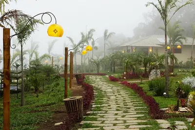 Um jardim no exterior de Hotel Vale das Nuvens