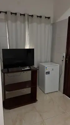 Uma televisão e/ou sistema de entretenimento em CAMA & CAFÉ BED & BREAKFAST HOSPEDARIA MORRO BRANCO 3 MIN A PÉ DAS FALÉSIAs 2 QUADRAS DA PRAIA 1 QUADRA DO MIRANTE & FEIRINHA