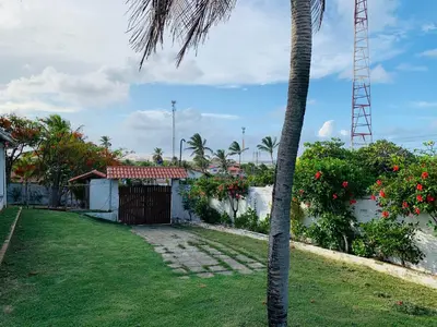 Um jardim no exterior de CAMA & CAFÉ BED & BREAKFAST HOSPEDARIA MORRO BRANCO 3 MIN A PÉ DAS FALÉSIAs 2 QUADRAS DA PRAIA 1 QUADRA DO MIRANTE & FEIRINHA
