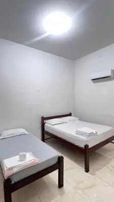 Uma cama ou camas num quarto em CAMA & CAFÉ BED & BREAKFAST HOSPEDARIA MORRO BRANCO 3 MIN A PÉ DAS FALÉSIAs 2 QUADRAS DA PRAIA 1 QUADRA DO MIRANTE & FEIRINHA