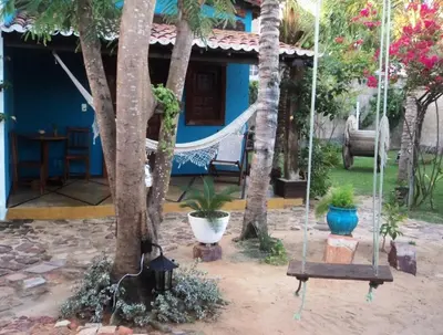 Um jardim no exterior de Pousada Bangalô
