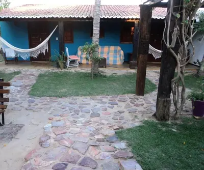 Um jardim no exterior de Pousada Bangalô