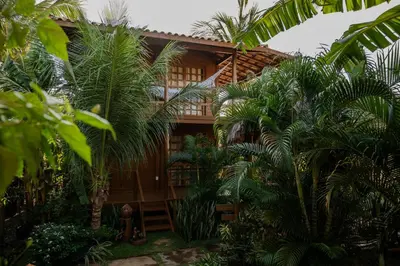 Um jardim no exterior de Pousada Villa del Lótus