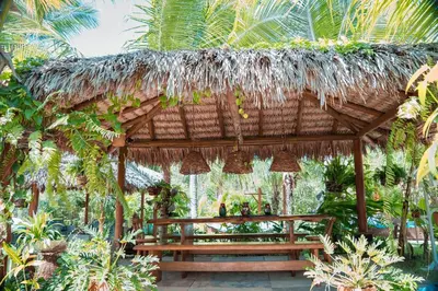 Um jardim no exterior de Pousada Villa del Lótus