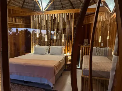 Uma cama ou camas num quarto em BAMBU BLU Lagoon Homes - Ilha do Guajiru