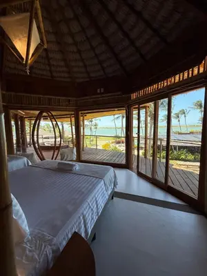 Uma cama ou camas num quarto em BAMBU BLU Lagoon Homes - Ilha do Guajiru