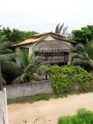 Um jardim no exterior de Casa na linda praia de Jericoacoara