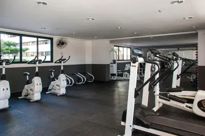 O centro de fitness e/ou as comodidades de fitness de Excelente apto 2 quartos com vista para mar