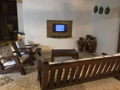 Uma televisão e/ou sistema de entretenimento em Mansão Rústica 10 Suítes a 150 metros do Mar e Beach Park
