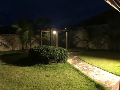 Um jardim no exterior de Mansão Memphis 10 Suítes a 150 metros do Mar e Beach Park