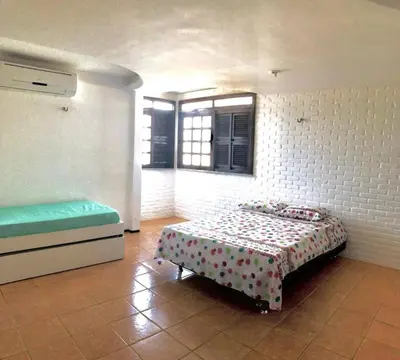 Uma cama ou camas num quarto em Mansão Memphis 10 Suítes a 150 metros do Mar e Beach Park